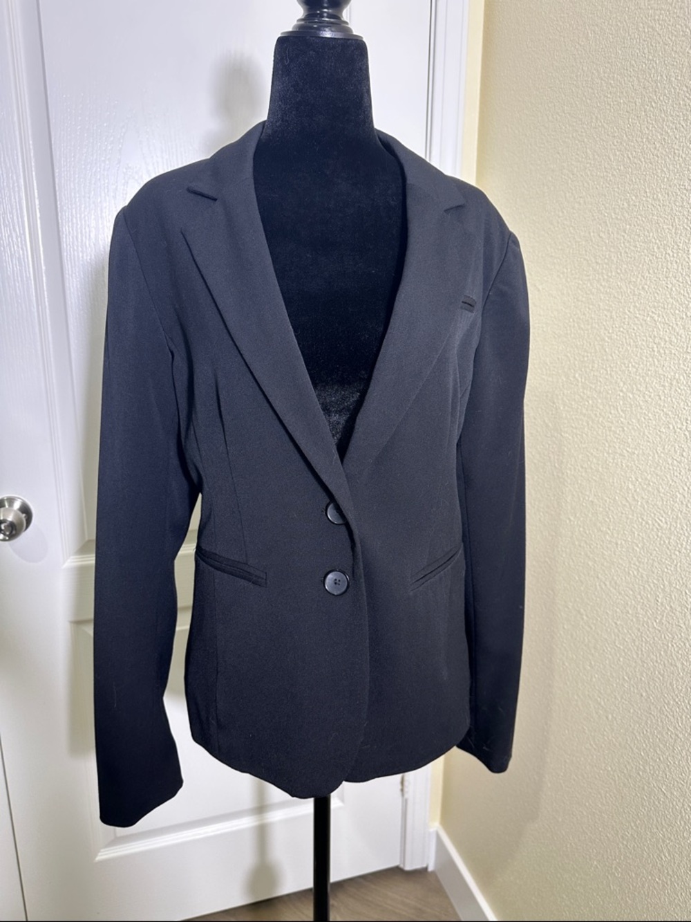 Apt. 9 Women's Black Two-Button Tailored Blazer. Size 10